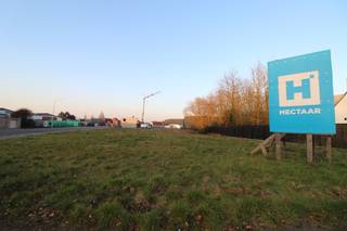 Gelegen op fietsafstand het centrum van Roeselare biedt Hectaar een ruim en uniek stuk bouwgrond aan.<br />Met een oppervlakte van 506m² is dit perceel ideaal voor een alleenstaande nieuwbouwwoning, kantoor of combinatie van de twee.<br />Onze architecten laten zich inspireren door jouw ideeën, stijl en smaak om een woning/kantoor/handel te ontwerpen die naadloos aansluit op dit atypische bouwkader. <br />Voor de realisatie van jouw project stellen we een gedetailleerd lastenboek op, volledig afgestemd op jouw verwachtingen en wensen. <br /><br />Aarzel zeker niet om contact op te nemen bij vragen.