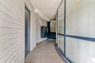Unieke renovatie- en investeringskans in hartje Arendonk.
Investeerders, projectontwikkelaars en handige renovatie specialisten, opgelet!
Op een uitstekende locatie, op korte afstand van het centrum van Arendonk en op slechts enkele minuten van de Nederlandse grens, bieden wij dit veelzijdige renovatieproject aan.
Het pand omvat drie appartementen, gelegen boven een voormalig kantoorgebouw. Voor de herontwikkeling werd reeds een doordacht architecturaal ontwerp uitgewerkt waarbij het gebouw wordt omgevormd tot drie hedendaagse woonentiteiten.
De renovatie van het dakappartement op de tweede verdieping is reeds ver gevorderd, terwijl de twee appartementen op de eerste verdieping nog volledig naar eigen smaak en afwerkingsniveau kunnen worden gerealiseerd.
Dit biedt de ideale opportuniteit om zelf meerwaarde te creëren en na afwerking de appartementen afzonderlijk te verkopen of als opbrengsteigendom te verhuren.
Waarom dit project?
✔ Uitstekende ligging nabij het centrum van Arendonk
✔ Vlotte verbinding naar Nederland en de E34
✔ Drie appartementen met groot potentieel
✔ Dakappartement reeds grotendeels gerenoveerd
✔ Architecturaal ontwerp aanwezig voor de volledige herontwikkeling
✔ Ideaal voor investeerders, projectontwikkelaars of handige doe-het-zelvers
✔ Mogelijkheid tot aanzienlijke meerwaarde na afwerking
✔ Per appartement is een staanplaats naast het gebouw toegewezen
Bent u op zoek naar een vastgoedproject met een sterk rendementspotentieel? Dan is dit een unieke kans om een pand volledig naar eigen visie af te werken op een gegeerde locatie.
Contacteer ons vandaag nog voor meer informatie of een bezoek ter plaatse.