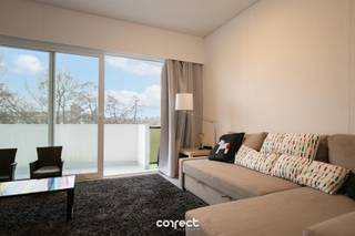 Gelegen in de groene oase 'Park Atlantis', vindt u dit goed onderhouden 2 slaapkamer appartement. Het appartement is gelegen op de eerste verdieping (lift aanwezig) in de residentie 'Mimosa' en bevindt zich middenin het groen. Het strand en de zee liggen op wandelafstand en ook het domein zelf biedt voor ieder wat wils (tennisbanen, speeltuintjes, petanqueveld... ).Omvat: een lichtrijke woonkamer met grote raampartijen, zonnig terras met wijds uitzicht, open en volledig vernieuwde moderne keuken en badkamer met ligbad, lavabo en toilet.Aan de overzijde van de gemeenschappelijke gang bevinden zich twee comfortabele slaapkamers. Vanuit beide slaapkamers heeft u toegang tot het tweede terras.TROEVEN:• vernieuwde en moderne keuken• gratis parkeergelegenheid op het domein• nieuwe pvc ramen met hoogrendementsglas (bij woonkamer)• keuring elektrische installatie CONFORM• wordt gemeubeld verkocht• groene en rustige omgeving• aparte private berging (op gelijkvloers) inbegrepenDit appartement kan uw ideale vakantieverblijf zijn aan onze kust of uw perfecte investering. Domicilie niet toegestaan.📞 Contacteer Lorenzo voor een bezoek: 0492 08 08 08 – lorenzo@correctvastgoed.be👉 Online schattingstool: https://www.correctvastgoed.be/schatting