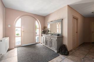 <p><span>Bent u op zoek naar een stijlvolle, gelijkvloerse woning waar rust, privacy en wooncomfort centraal staan? Dan zal deze charmante Spaanse villa u ongetwijfeld weten te bekoren. Gelegen in een bijzonder rustige, landelijke omgeving, tussen uitgestrekte velden, geniet u hier elke dag van een prachtig uitzicht en een oase van rust.</span></p><p><span>Bij het betreden van de woning wordt u verwelkomd in een ruime, lichtrijke woonkamer. Dankzij de grote raampartijen geniet u van een prachtig zicht op de tuin, waardoor binnen en buiten naadloos in elkaar overlopen. De recent vernieuwde keuken is modern ingericht en biedt alle comfort voor wie graag kookt. Aansluitend vinden we een praktische wasruimte en mogelijkheid tot extra opbergruimte. </span></p><p><span>De woning beschikt over drie ruime slaapkamers, ideaal voor een gezin of voor wie graag extra ruimte heeft voor een bureau of hobbykamer. De badkamer is volledig uitgerust met zowel een ligbad als een douche en een toilet. Daarnaast is er een afzonderlijk gastentoilet aanwezig.</span></p><p><span>Extra bergruimte vindt u op de ruime opbergzolder, die bereikbaar is via een zolderluik.</span></p><p><span>Ook buiten ontbreekt het aan niets. Het volledig omheinde perceel met toegangspoort garandeert maximale privacy. Hier geniet u van een prachtig zwembad, een gezellig terras met overkapping en een praktisch gemetst tuinhuis waarin alle technische voorzieningen voor het zwembad zijn ondergebracht.</span></p><p><span>Verder beschikt de woning over een dubbele garage en een ruime carport, waardoor parkeergelegenheid ruim voldoende aanwezig is.</span></p><p><span>Troeven van deze woning:</span></p><ul><li><span>Zeer rustige ligging tussen de velden </span></li><li><span>Recent vernieuwde keuken</span></li><li><span>Zwembad met technisch tuinhuis</span></li><li><span>Dubbele garage en carport</span></li><li><span>Volledig omheind perceel met toegangspoort</span></li><li><span>Ruime opbergzolder</span></li><li><span>Gunstig EPC</span></li><li><span>Rolluiken</span></li></ul>