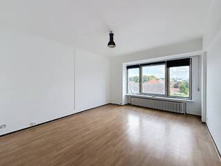 Appartement gelegen op de 2e verdieping. Het appartement bestaat uit een inkomhal, een berging, een keuken, een woonkamer, een badkamer met douche, 1 slaapkamer dat toegang geeft op een klein terras en garagebox. <br />Het appartement wordt herschilderd en de badkamer wordt gerenoveerd.<br /><br />Beschikbaar vanaf 01/06/26 - Geen lasten