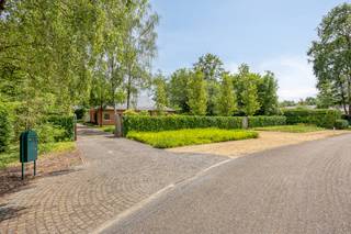 De woning is oorspronkelijk gebouwd in 1992, maar is door de jaren heen met ontzettend veel liefde onderhouden en structureel gemoderniseerd. U geniet hier al van de hedendaagse energienormen, waardoor u klaar bent voor de toekomst:<br /><br />2023: Installatie van een  warmtepomp (centrale verwarming)<br />2020: Volledig nieuwe, geïnstalleerde keuken + badkamer<br />2016: Uitbreiding met een lichtrijke veranda<br />Voorzien van: Zonnepanelen, vernieuwde leidingen en nieuwe beglazing<br /><br />De indeling van deze gelijkvloerse woning is uiterst praktisch en doordacht:<br />- Een ruime, gezellige woonkamer die naadloos overloopt in de prachtige veranda. Hier geniet u het hele jaar door van een optimaal tuincontact.<br /><br />Drie volwaardige slaapkamers bevinden zich op het gelijkvloers. De zolderverdieping is bovendien al volledig ingericht en perfect bruikbaar als 4de slaapkamer, hobbyruimte of thuiskantoor.<br /><br />Een inpandige garage met plaats voor maar liefst 3 wagens, inclusief een handige, aansluitende wasplaats.<br /><br />Het perceel is volledig omheind, waardoor u geniet van honderd procent privacy en rust. De tuin is bovendien zó aangelegd dat u er vooral van kunt lúisteren en genieten: dankzij de automatische sproei-installatie en de robotmaaier heeft u hier amper omkijken naar het onderhoud.<br /><br />Interesse in een bezoek? Contacteer ons op 011/ 30 50 50!<br /><br /><br /><br />Bestuursmaatregelen in het maatregelenregister: nee<br /><br />Deze AI-visualisaties zijn bedoeld als inspiratie. Er werd geen rekening gehouden met technische specificaties, stedenbouwkundige voorschriften of de concrete mogelijkheden tot realisatie.