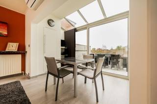 Deze verzorgde bel-etagewoning combineert comfort, ruimte en een praktische indeling op een uitstekende locatie.Op het gelijkvloers is een ruime...