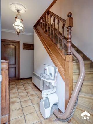 [[ DIT PAND NEEMT DEEL AAN DE ERA OPEN HUIZEN DAG OP 6/12 VAN 11:00 TOT 12:00 ]]
<p>Deze gezellige halfopen woning in Tongeren-Borgloon, geniet van een praktische en gunstige ligging. In de directe omgeving vind je verschillende scholen, openbaar vervoer en de recreatiedomeinen ‘De Motten’ en ‘De Kevie’. Op slechts 10 minuten wandelen sta je in het centrum van Tongeren, met winkels, supermarkten en gezellige eetgelegenheden. Bovendien ligt de oprit van de E313 op minder dan 6 km.</p>

<p>De woning zelf biedt een praktische indeling en een aangename woonbeleving. Dankzij de centrale ligging is dit de ideale gezinswoning. </p>
<u><strong>INDELING</strong></u>

<ul><li>Inkomhal (traplift wordt nog weggehaald)</li><li>Woonkamer met eetruimte</li><li>Keuken met dubbele spoelbak, vaatwasser, keramische kookplaat, oven en dampkap</li><li>Lichtrijke, ruime veranda</li><li>Bijkeuken met enkele spoelbak</li><li>3 slaapkamers</li><li>Badkamer met dubbele spoelbak en ligbad</li><li>Apart toilet op gelijkvloers en verdieping</li><li>Kruipkelder</li></ul>
<u><strong>TROEVEN</strong></u>

<ul><li>Zonnepanelen + groenestroomcertificaten (vermogen van 3680 Wattpiek)</li><li>Dubbele beglazing</li><li>Praktische indeling en centrale ligging</li><li>Mooie tuin en garage achteraan, ideaal voor de wagen of extra stockageruimte</li><li>Vergunde veranda</li><li>Het EPC zit nipt in label E, wij geven je advies om dit op de best mogelijke manier te veranderen naar label D. </li></ul>
<strong>Klaar om van deze woning jouw warme thuis te maken? Neem dan contact op met Dries via 089 69 59 59 of via dries@eraconnect.be</strong>