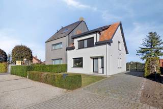 <h3>Instapklare gezinswoning met ruime opslagplaats en zuidoostgerichte tuin</h3>
<p>Deze recent gerenoveerde woning (2020-2021) combineert hedendaags wooncomfort met verrassend veel ruimte, zowel binnen als buiten. Dankzij de gunstige ligging nabij het centrum, scholen en de E34 geniet u hier van een vlotte bereikbaarheid en alle voorzieningen binnen handbereik.</p>
<p>Via de inkomhal met gastentoilet betreedt u de lichtrijke leefruimte. De gezellige zithoek, eetplaats en volledig uitgeruste leefkeuken vormen samen het hart van de woning. De keuken beschikt over een kookeiland, oven, vaatwasser, inductiekookplaat, dampkap en ruime koelkast. Aansluitend bevindt zich een aangename ontbijthoek met schuifraam naar het terras en de tuin.</p>
<p>Op het gelijkvloers vindt u daarnaast een praktische berging met ingemaakte kasten, uitgietbak, voorzieningen voor wasmachine en droogkast en toegang tot de droge kelder.</p>
<p>De eerste verdieping omvat drie slaapkamers. De ruime masterbedroom beschikt over ingemaakte kasten en directe toegang tot de badkamer, uitgerust met een dubbel lavabomeubel, inloopdouche en tweede toilet. Verder zijn er nog twee bijkomende slaapkamers. Vanuit één van deze kamers bereikt u via een vaste trap de geïsoleerde zolderverdieping.</p>
<p>Buiten geniet u van een onderhoudsvriendelijke, zuidoostgerichte tuin met een uitzonderlijk ruime opslagplaats van ca. 59 m² (6,20 m x 9,59 m) en een nokhoogte van 4,15 m. Ideaal voor zelfstandigen, hobbyisten of wie extra bergruimte zoekt.</p>
<p><strong>Troeven:</strong></p>
<ul>
<li>Recent gerenoveerd (2020-2021)</li>
<li>3 slaapkamers</li>
<li>EPC B (174 kWh/m² jaar) - zonnepanelen nog niet mee in rekening</li>
<li>12 zonnepanelen</li>
<li>CV op aardgas</li>
<li>Regenwaterput met pomp</li>
<li>Ruime opslagplaats/bijgebouw van ca. 59 m²</li>
<li>Poort aanwezig</li>
<li>Zuidoostgerichte tuin</li>
<li>Goede ligging nabij centrum, scholen en E34</li>
</ul>