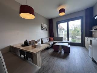 <span><span><strong>Instapklare en volledig ingerichte vakantiestudio</strong> te koop, gelegen langs de Vakantiestraat 3 te <strong>Westende</strong>.<br /><br />Deze praktisch ingedeelde studio biedt plaats aan maximaal <strong>5 personen </strong>en bevindt zich in een rustige omgeving, op wandelafstand van de zee.<br />Gelegen in het <strong>vakantiedomein 'residentie Duinenzicht I'</strong> combineert dit appartement comfort met een <strong>uitstekende ligging vlak bij de kust</strong>, terwijl u toch geniet van de nodige rust.<br /><br /><u>Indeling:</u> Inkom - slaapgelegenheid voor 3 personen (stapelbed) - slaaphoek met dubbel bed voor 2 personen - ingemaakte kasten en vestiaire - badkamer met lavabomeubel, douche en toilet - woonkamer met aansluitende open, volledig uitgeruste keuken - aangenaam terras.<br /><br />Dit appartement wordt <strong>volledig bemeubeld en ingericht</strong> verkocht. <br /><br /><strong>Geschikt als vakantiestudio voor eigen verblijf in combinatie met vakantieverhuur via uitbater Holiday Suites. De opbrengsten uit de verhuur zorgen ervoor dat al uw vaste kosten gedekt zijn.</strong><br /><br /><u>Troeven:</u></span></span>
<ul>
	<li><span><span>Rustige ligging <strong>nabij strand en zee op wandelafstand (ca. 650 meter)</strong>;</span></span></li>
	<li><span><span>Op wandelafstand van winkels, bakker en slager in Westende-Dorp;</span></span></li>
	<li><span><span>Instapklaar en volledig ingericht;</span></span></li>
	<li><span><span>Geschikt voor 5 personen;</span></span></li>
	<li><span><span>Ideaal als eigen vakantieverblijf in combinatie met vakantieverhuur via uitbater Holiday Suites;</span></span></li>
	<li><span><span><strong>Aangenaam terras en parkeermogelijkheden in de omgeving</strong>.</span></span></li>
</ul>
<span><span> De aankoop van dit appartement gebeurt onder het stelsel van <strong>erfpacht</strong>. Het professioneel beheer en de vakantieverhuur worden verzorgd door uitbater 'Holiday Suites', wat zorgt voor een <strong>optimaal onderhoud</strong> van uw eigendom.<br />Er zijn <strong>verschillende exploitatieformules </strong>mogelijk, waarbij u flexibel kan kiezen tussen eigen gebruik en verhuur. Zo combineert u moeiteloos investeren met genieten van uw eigen vakantieverblijf.<br /><br />Interesse in deze instapklare vakantiestudio te Westende? Neem vandaag nog contact op voor meer informatie of een bezichtiging. Bel Diksimmo op het nummer<strong> 051 50 11 51</strong> of mail naar diksmuide@diksimmo.be.</span></span>