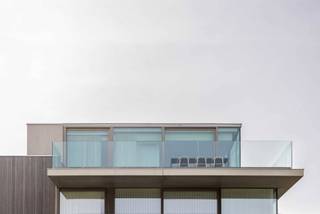 Niché discrètement dans les dunes, ce penthouse particulièrement enchanteur allie architecture minimaliste et finitions luxueuses. De grandes...