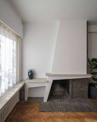 <strong>Een stijlvol éénslaapkamer-appartement in de Sportstraat, met een warm mid-century karakter en hedendaags wooncomfort.</strong><br /><br />Het appartement (<strong>BVO 102 m²</strong>) op de <strong>gelijkvloerse verdieping</strong> geniet van een open stadsbeleving dankzij het brede zicht op twee samenlopende woonstraten. Dit zorgt voor een aangename, warme lichtinval, de hele dag door.<br /><br />De residentie zelf, een <strong>kleinschalig en goed onderhouden gebouw met tien units</strong>, ademt het rustige, residentiële karakter van de Sportstraat.<br /><br />Binnen verbindt de <strong>centrale inkomhal</strong> met zithoek en vestiaire alle ruimtes van de woning. Aan de straatzijde ligt de <strong>leefruimte met eetplaats</strong>, waar het materiaalgebruik, de natuursteen en het originele schouwelement met strakke lijnen zorgen voor <strong>een tijdloze ‘60s-uitstraling</strong>.<br /> <br />De <strong>keuken</strong>, met <strong>wasplaats</strong>, ligt aan de achterzijde en biedt via een groot raam toegang tot de <strong>buitenruimte</strong> en de omgeving.<br /><br />De <strong>slaapkamer</strong> is zeer ruim en voorzien van <strong>grote raampartijen</strong>. De <strong>rustige oriëntatie</strong> maakt dit tot een aangename, stille plek.<br /><br />De <strong>badkamer</strong> is compact maar functioneel, uitgerust met <strong>douchebad</strong>, <strong>wastafel</strong> en geïntegreerde <strong>opbergruimte</strong>.<br /><br />De vernieuwde inkomhal, <strong>kelderbergingen</strong>, <strong>garageboxen (€ 40.000)</strong> en een gedeelde <strong>fietsenstalling</strong> creëren een praktische en aangename woonomgeving.<br /> <br />Het appartement, <strong>gelegen nabij Gent-Sint-Pietersstation en het stadscentrum</strong>, combineert hedendaags comfort met de authentieke charme van de jaren ’60: <strong>een evenwicht tussen vintage karakter en vernieuwde technieken, tussen eenvoud en warmte.</strong><br />