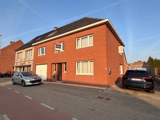 CONTACT<br />Jeroen Vandormael: jeroen@vastgoedvalkenborgh.be <br /><br />Deze ruime woning, gelegen aan de Overdemerstraat 31 te Kuringen, geniet van een uitstekende ligging in de nabijheid van het centrum van Kuringen, met een vlotte bereikbaarheid naar Hasselt, dat zich op slechts 15 minuten fietsen bevindt. <br /><br />Het eigendom beschikt over een bijzonder ruim volume en omvat onder meer een inpandige garage, een bijkomende zeer ruime afzonderlijke garage en een aangename, onderhoudsvriendelijke tuin met gazon. Deze combinatie maakt het pand bijzonder interessant voor wie op zoek is naar ruimte en potentieel op een strategische locatie. <br /><br />Momenteel is de woning ingericht in twee afzonderlijke wooneenheden, elk met eigen voorzieningen, en samen goed voor een maandelijkse huuropbrengst van € 1.050.<br />De indeling van het gebouw laat evenwel toe om, mits de nodige ingrepen, opnieuw te worden heringericht tot een ruime en volwaardige gezinswoning. <br /><br />De woning beschikt over bijzonder ruime kamers, waardoor – bij een herinrichting van het geheel – het creëren van meerdere volwaardige slaapkamers (circa vijf of meer) perfect tot de mogelijkheden behoort. De huidige indeling wijkt hiervan af, gelet op de bestaande opsplitsing in afzonderlijke wooneenheden. <br /><br />Het goed werd stedenbouwkundig vergund als eengezinswoning. De toepasselijke stedenbouwkundige verordeningen, waaronder de verordening inzake het behoud van gezinswoningen, zijn van toepassing en kunnen op eenvoudig verzoek worden bekomen via ons kantoor. <br /><br />De huidige staat van het gebouw dient evenwel in rekening te worden gebracht: het pand bevindt zich in een verouderde toestand en vraagt een grondige totaalrenovatie, waarbij een doorgedreven structurele aanpak aangewezen is. In functie van de visie van de koper kan het eigendom dan ook evenzeer benaderd worden als een opportuniteit voor herontwikkeling of vervangende nieuwbouw binnen de geldende stedenbouwkundige context. <br /><br />Dit eigendom biedt dan ook een uitgelezen kans voor kandidaat-kopers die op zoek zijn naar een project met aanzienlijke meerwaarde, hetzij via een volledige renovatie, hetzij via een doordachte herinvulling van het perceel. <br /><br />Een woning met sterke ligging, ruim volume en uitgesproken ontwikkelingspotentieel voor wie bereid is om te investeren in een grondige herwaardering van het geheel. <br /><br />TROEVEN <br />- centrale ligging nabij Hasselt <br />- ruim volume met veel potentieel <br />- inpandige én aparte ruime garage <br />- onderhoudsvriendelijke tuin <br />- huidige huuropbrengst (€ 1.050/maand) <br />- interessant renovatie- of projectpand <br /><br />BEKNOPT <br />Bewoonbare opp: 235m². <br />Oppervlakte tuin: 6are 41ca <br />EPC: 1193 en 623 kWh / (m² per jaar) – F Label <br />CV: radiatoren aardgas <br />Vraagprijs: € 325.000 <br /><br />Meer info: www.vastgoedvalkenborgh.be