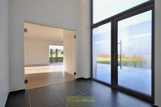 Deze woning is gelegen in een doodlopende straat tussen landerijen.Op het gelijkvloers bestaat de woning uit een inkomhall, ruime leefruimte met...