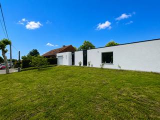 <p><strong>Te koop in Dadizele - Instapklare woning met prachtig uitzicht</strong></p>
<p>Deze ruime, volledig gerenoveerde woning ligt op een perceel van <strong>1319m²</strong> in een rustige en groene omgeving met een prachtig open uitzicht.</p>
<p><strong>Indeling van de woning:</strong></p>
<ul><li><strong>Gelijkvloers:</strong> inkomhal met aparte berging en gastentoilet, wasruimte, ruime woonkamer met open <strong>keuken</strong></li><li><strong>Leefruimte </strong>met toegang tot terras en grote tuin met prachtig uitzicht</li><li><strong>3 slaapkamers</strong>, waarvan één perfect kan dienen als <strong>bureau of hobbyruimte</strong></li><li><strong>Badkamer</strong></li><li><strong>Garage (</strong>40 m²), geschikt voor <strong>2 wagens</strong></li></ul>
<p>Daarnaast beschikt de woning over een <strong>tuinhuis</strong> in de tuin.</p>
<p><u>Troeven van deze woning:</u></p>
<ul><li>Volledig gerenoveerd: <strong>nieuwe keuken, vloer en sanitair</strong></li><li><strong>Elektrische installatie gekeurd + EPC B</strong></li><li>Nieuw <strong>terras </strong>en <strong>oprit </strong>met <strong>natuursteen</strong></li><li><strong>Geïsoleerd dak met nieuwe EPDM</strong></li><li>Rustige ligging met open uitzicht</li><li>Instapklaar</li></ul>
<p>De ideale woning voor wie op zoek is naar ruimte, comfort en een aangename woonomgeving.</p>