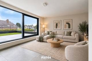 Deze recente en instapklare duplex combineert ruimte en modern wooncomfort met een uitstekende ligging in het centrum van Drongen. Met twee slaapkamers, twee terrassen én EPC-label A is het hier bovendien bijzonder comfortabel en energiezuinig wonen.<br /><br />Op de eerste verdieping komt u binnen via de inkomhal met afzonderlijk toilet. De ruime living biedt plaats aan een comfortabele zithoek en geeft rechtstreeks uit op het grote, oostgerichte terras. Hier is voldoende ruimte voor zowel een buitentafel als een zithoek en geniet u volop van de ochtendzon.<br />De volledig uitgeruste keuken beschikt over Siemens-toestellen, waaronder een combioven, kookplaat en vaatwasser. Aansluitend bevindt zich de eetruimte, met voldoende plaats voor een ruime eettafel. Van hieruit heeft u toegang tot het tweede, zuidgerichte terras: een heerlijke plek om van de zon te genieten.<br />Op de bovenverdieping van deze duplex bevinden zich twee slaapkamers. De badkamer is uitgerust met een ruime inloopdouche en een wastafel. Een praktische technische berging en een tweede afzonderlijk toilet vervolledigen deze verdieping.<br /><br />Ook de ligging is een belangrijke troef. Het centrum van Drongen ligt op amper één minuut wandelen, terwijl u in vijf minuten in het groene Assels aan de Leie staat. Gent-centrum bereikt u in ongeveer twintig minuten met de fiets of vijftien minuten met de auto. Ook de R4 is vlot bereikbaar.<br /><br /><strong>Praktische info</strong>
<ul>
<li><span>Huurprijs: € 1.490 per maand</span></li>
<li><span><strong>Geen syndicuskosten</strong></span></li>
<li><span>Elektriciteit, gas en water zijn individueel en rechtstreeks ten laste van de huurder</span></li>
<li><span>EPC-label A</span></li>
<li><span>Onmiddellijk beschikbaar</span></li>
<li><span>Verhuur aan een vennootschap is mogelijk</span></li>
<li><span>Gemeenschappelijke fietsenparking</span></li>
<li><span>Mogelijkheid om een parkeerplaats achteraan bij te huren</span></li>
</ul>
<br />Zoekt u een recente en energiezuinige duplex met twee slaapkamers en twee terrassen, vlak bij het dorpscentrum én het groen? Kom dit appartement dan zelf ontdekken.<br /><strong>Vragen of een bezoek plannen?</strong><br />📞 Jan Claeyssens — 0475 58 00 38<br />📧 jan@abitos.be