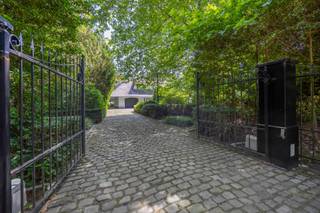 Instapklare, eigentijdse villa op een riant perceel van 3.750 m², gelegen in één van de meest prestigieuze lanen van Schilde.IndelingKelder: Twee...