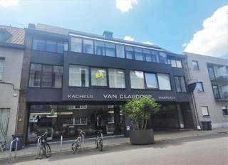 GEZELLIG APPARTEMENT 112m² in hartje Sint-Niklaas (op wandelafstand van het stadspark en de Grote Markt):<br />Indeling: inkomhal met inbouwkast, ruime living +/-40m² met parketvloer, aparte keuken met toestellen, badkamer met ligbad/douche en lavabomeubel + toilet, <br />2 slaapkamers met laminaatparket. Vooraan het appartement bevindt zich een balkonserre-wintertuin.(oftewel<br />Het appartement is VOLLEDIG NIEUW HERSCHILDERD en is beschikbaar vanaf uiterlijk 1/10/2026 (oftewel eerder mits afspraak met de huidige huurder (ten vroegste 1/08) ! HUURPRIJS: 850€/maand + gemeenschappelijke provisiekost warm water & verwarming: +/- 100€/maand, verrekenbaar o.b.v. individueel verbruik (calorimeters) - EPC: 197 kWh/m² - B-score