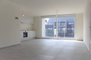 Dit prachtige appartement met veel lichtinval is gelegen op de 1ste verdieping. Het bevindt zich vlakbij verschillende grootwarenhuizen,...