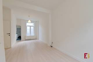 In de Lobeliastraat, midden in de levendige Brugsepoortwijk, bevindt zich deze charmante stadswoning. Een ideale uitvalsbasis voor wie graag geniet van het bruisende stadsleven, zonder in te boeten aan wooncomfort.<br /><br />De woning verwelkomt u met een gezellige leefruimte die aansluit op de praktische keuken. Verder beschikt het gelijkvloers over een apart gastentoilet, aansluitingen voor wasmachine en droogkast en een aangenaam stadskoertje waar u in alle rust kunt genieten van een zonnige dag of een gezellige avond. Daarnaast is er een handige kelder aanwezig, ideaal als extra bergruimte.<br /><br />Op de eerste verdieping vindt u een volwaardige slaapkamer, een apart toilet en een verzorgde badkamer uitgerust met een inloopdouche.<br /><br />De tweede verdieping biedt plaats aan een ruime zolderkamer die perfect kan dienen als extra slaapkamer, thuisbureau of hobbyruimte. Onder de schuine wand bevindt zich bovendien nog een praktische zolderberging.<br /><br />Wat deze woning extra aantrekkelijk maakt, is zonder twijfel haar ligging. De Brugsepoort groeide de voorbije jaren uit tot één van de meest dynamische buurten van Gent. U woont hier op fietsafstand van het historische stadscentrum en geniet tegelijk van een wijk met een uitgesproken eigen karakter. Gezellige koffiebarretjes, lokale handelszaken, restaurants, scholen en openbaar vervoer bevinden zich op wandelafstand. Ook verschillende parken en recreatiemogelijkheden liggen vlakbij.<br /><br />Bent u op zoek naar een gezellige stadswoning op een levendige locatie met alle voorzieningen binnen handbereik? Dan is deze woning zeker een bezoek waard.