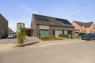 Recente en energiezuinige woning gelegen in een rustige wijk te Anzegem, op een centrale locatie vlakbij het centrum en belangrijke invalswegen...