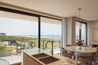 Dit rustig gelegen appartement bevindt zich in de klassevolle nieuwbouwresidentie 'Belmaris', op enkele passen van het strand, de tramhalte en op wandel- en fietsafstand van diverse winkels en eetgelegenheden.<br />Het unieke appartement is praktisch ingedeeld en bestaat uit een inkomhal met ruimte voor vestiaire, woonkamer met open keuken en toegang tot het zongerichte terras, 2 volwaardige slaapkamers, waarvan één met toegang tot het tweede terras, badkamer met dubbel lavabomeubel, inloopdouche en ligbad, apart toilet en berging met aansluiting voor wasmachine.<br />Vanuit de woonkamer en vanop het zonneterras kan men hier genieten van een prachtig zicht op de duinen en op zee!<br />Dit kwalitatief afgewerkt appartement voldoet aan alle hedendaagse normen! Het appartement is energiezuinig en de verwarming wordt voorzien via een warmtepomp (lucht/water) die op afstand kan geregeld worden. Bovendien is het appartement voorzien van zonnepanelen.<br />De koper heeft nog volledige inspraak op de binnenafwerking! <br />Mogelijkheid tot aankoop van een staanplaats, garage of berging in de residentie!<br />Contacteer ons snel om de vele troeven van dit appartement verder te ontdekken!