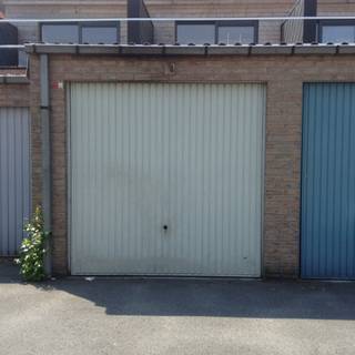 Nabij centrum rechtover kerkhof garage te huur.  Opp. 2,79 m x 6.40 m.
Vrij vanaf 15/06/2016.
Bel ons vrijblijvend op voor een bezoek en info. Wij begeleiden u graag met de glimlach op zoek naar uw droomwoning &amp; commercieel pand. En garanderen met veel plezier een "klare kijk" op (h)eerlijk vastgoed. T. 051624040