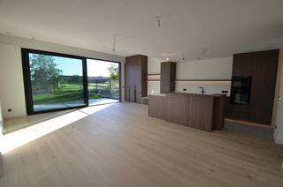 Aan de rand van Lokeren, net op grondgebied Overmere, ontdek je deze bijzonder ruime nieuwbouwwoning met een open, landelijk uitzicht. <br />De woning maakt deel uit van een kleinschalig project van vier energieneutrale woningen (waarvan één reeds verkocht) en valt op door haar doordachte indeling, verfijnde afwerking en duurzame bouwmethode.<br /><br />Binnen word je verrast door de ruimte, het licht en het comfort. Overal is vloerverwarming voorzien (boven en beneden) met thermostaat per kamer. De stijlvolle open keuken is uitgerust met kwaliteitsapparatuur, waaronder een stoomoven, microgolf en geïntegreerde dampkap, en sluit aan op een praktische berging. De leefruimte biedt een prachtig zicht op de tuin en de omliggende natuur.<br /><br />Op de verdieping vind je een ruime nachthal met apart toilet, drie slaapkamers, een dressing en een badkamer met hoogwaardige afwerking. De kamerhoge binnendeuren versterken het gevoel van luxe en openheid.<br /><br />Deze woning geniet van een uitzonderlijke isolatie en een aangenaam binnenklimaat. In combinatie met de warmtepomp (Ecoterm), vloerverwarming, ventilatiesysteem D en zonnepanelen behaalt ze het laagste E-peil (energieneutraal), volledig conform de strengste energie-eisen. Achteraan zorgt een screen voor extra wooncomfort.<br /><br />De ligging combineert het beste van twee werelden: uitzicht op de natuur, met de E17 en uitvalswegen dichtbij, waardoor Lokeren, Zele, Dendermonde en Gent zeer vlot bereikbaar zijn.