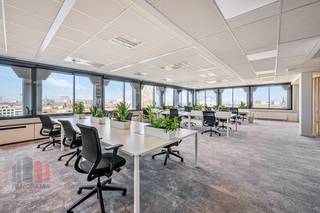 Op fantastische locatie in Gent biedt deze <strong>20 m² kantoorruimte</strong> binnen Settlers Coworking Spaces de ideale werkplek voor <strong>vier personen</strong>. De centrale ligging zorgt voor een uitstekende bereikbaarheid, met vlotte verbindingen naar de <strong>E40</strong> (3 km), <strong>E17 </strong>(1,5 km) en <strong>R4 </strong>(3 km). Het treinstation<strong> Gent-St-Pieters </strong>bevindt zich op slechts <strong>2,5 km</strong> afstand, en bushaltes en tramlijn 4 zijn binnen 1 km bereikbaar.<br /><br />Deze moderne coworkingomgeving combineert een professionele en inspirerende sfeer met uitgebreide faciliteiten. Huurders profiteren van snelle wifi, gemeenschappelijke keukens, een honesty bar, telefoonruimtes, lockers en ontspanningszones. Naast privékantoren zijn er ook <strong>flex desks en vergaderruimtes</strong> voor vier tot twaalf personen beschikbaar. Aanvullende faciliteiten, zoals gratis koffie en thee, parkeergelegenheid en een community manager die ondersteuning biedt bij netwerken, zorgen voor een compleet en optimaal werkklimaat.<br /><br />Heeft u interesse? Neem vandaag nog contact op met <strong>PANORAMA B2B </strong>voor meer informatie, technische details, plannen of het plannen van een vrijblijvend plaatsbezoek. Onze experts staan voor u klaar via <strong>09 225 09 02</strong>.