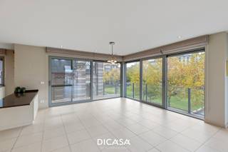 In het hart van Roeselare, op wandelafstand van winkels, horeca en dagelijkse voorzieningen, vinden we dit ruim en instapklaar appartement. Het...