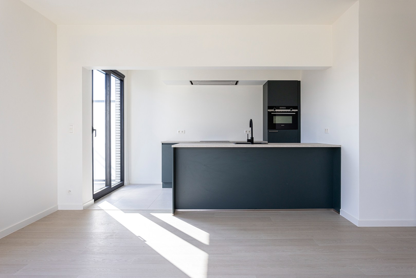 Ruim vernieuwbouw 2-slaapkamer appartement nabij De Roma! - foto 1