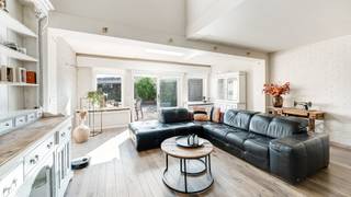 Moderne stadswoning mét parking in het centrum van Heist, op korte afstand van het strand. In slechts enkele minuten, via het mooie...