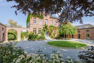 <h3><span>VELAINES - Historische charme, hedendaags comfort & rendement</span></h3><p><span>Achter een monumentale toegangspoort in het pittoreske Velaines schuilt een uitzonderlijk ensemble met een rijke geschiedenis. Deze </span><span>voormalige koetsenmakerij</span><span>, bestaande uit een statig herenhuis en twee karaktervolle bijgebouwen, werd doorheen de jaren </span><span>zeer grondig en met respect voor haar authenticiteit gerenoveerd</span><span>. Het hoofdhuis werd volledig aangepakt in 2005, de bijgebouwen volgden in 2018 en 2023, telkens met </span><span>hoogwaardige materialen en bijzondere aandacht voor detail</span><span>.</span></p><p><span>Het resultaat? Een unieke plek waar historische grandeur en hedendaags wooncomfort moeiteloos samenvloeien. Hoge plafonds, lambriseringen, ornamentele plafondrozetten, authentieke schouwen en vloeren in natuursteen,olm en eik geven het huis zijn ziel. De lichtrijke leefruimtes, keuken met Miele-toestellen, 4 slaapkamers, dressing en 2 badkamers bieden royaal wooncomfort.</span></p><p><span>Absolute blikvanger is de indrukwekkende zolder met </span><span>kathedraalgebinte en gebogen spanten</span><span>: een inspirerende ruimte met eindeloos potentieel.</span></p><p><span>De twee eveneens </span><span>volledig en smaakvol gerenoveerde bijgebouwen</span><span>, elk met privatief tuintje, genereren vandaag inkomsten via langetermijnverhuur en vergunde Airbnb. Ideaal voor </span><span>kangoeroewonen, vrij beroep, B&B of wonen gecombineerd met rendement</span><span>.</span></p><p><span>Volledig onderkelderd, afgesloten tuin met maximale privacy, 6 zonnepanelen en EPC B/C voor de bijgebouwen en D voor het hoofdhuis.</span></p><p><span>Richtprijs 1.400.000 - verkoop via share deal.</span></p>
