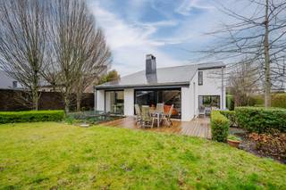 Alleenstaande villa te koop in Marke (Rodenburg), rustig gelegen in een doodlopende straat nabij AZ Groeninge. Deze lichtrijke woning combineert karakter, comfort en privacy met een vlotte bereikbaarheid.* Alleenstaande woning / villa te koop in Marke (Rodenburg)* Gelegen in een rustige, doodlopende straat met maximale privacy* Topligging nabij AZ Groeninge, Hoog Kortrijk en belangrijke invalswegen* Vlotte verbinding naar autosnelweg via de Marionetten of de Pottelberg* Lichtrijke leefruimte met warme, gezellige uitstraling* Aansluitende leefkeuken met veel natuurlijk licht* Mooie connectie tussen binnen en tuin dankzij grote raampartijen* Aangename, groene tuin met veel privacy* 3 volwaardige slaapkamers* Ruime garage, ideaal voor wagen, fietsen en opslag* Veel praktische bergruimte dankzij ingemaakte kasten* Nabij scholen (Rodenburgschool, Damiaanschool, Kinderland)Verkoop via pre-sale. Op zat 18/04 kan u dit huis voor het eerst bezoeken (tussen 10u en 14u op afspraak) Bij verdere interesse kan er de week daarna opnieuw een bezoek worden ingepland. Tegen vrij 24/04, uiterlijk 12u kan u een eenmalig maximaal bod uitbrengen. Meer info via matthias.vanneste@dewaele.com of 0479 67 68 48De eigendom wordt aangeboden via de Pre-sale formule. Op 24/04/2026 tussen 10:00 en 12:00 kan u de woning op afspraak komen bezichtigen en een bod uitbrengen. De vermelde prijs is een instelprijs. Voor meer info, gelieve contact op te nemen met de dossierverantwoordelijke.