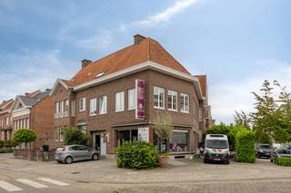 Cette propriété polyvalente qui combine parfaitement vie et affaires est située dans le très convoité Sint-Elisabethwijk à Courtrai. Grâce à son emplacement idéal dans la Deken Camerlyncklaan, vous pourrez profiter d'une excellente accessibilité, d'un quartier animé et de la proximité de nombreuses commodités telles que les magasins, les écoles, les transports en commun et le centre-ville.Disposition Rez-de-chaussée : - Espace commercial avec comptoir et espace de vente au détail- Cuisine entièrement équipée pour les activités commerciales - Local de rangement Premier étage :- Hall d'entrée - Espace de vie spacieux - Cuisine avec lave-vaisselle et four - Salle polyvalente avec possibilité d'espace bureau, salle de loisirs... - Salle de bain avec lavabo, baignoire/douche et toilettes - Buanderie séparée avec machine à laver et sèche-linge Deuxième étage : - 3 chambres spacieuses - Espace mansardé, idéal comme espace de rangementQue vous soyez à la recherche d'un investissement, d'une combinaison de vie et de travail, ou d'une propriété offrant de nombreuses possibilités, cette maison avec espace commercial mérite certainement votre attention.Vous souhaitez obtenir plus d'informations sur cette propriété ou vous souhaitez visiter le site ? Contactez Alissia Dewitte (0472 18 64 21 - alissia.dewitte@dewaele.com) ou Lina Issakhani (0470 85 30 80 - lina.issakhani@dewaele.com) Registre des mesures: non