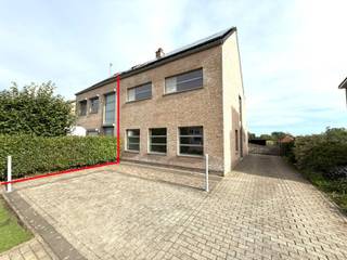 Instapklare HOB van bouwjaar 2005 met 3 slpks (mogelijks 4) op een perceel van 550 m². De woning heeft volgende indeling nl. aparte inkomhal voorzien van ingemaakte kasten, ruime lichtrijke woonkamer met open keuken, praktische berging en apart toilet. Op het verdiep bevinden zich 3 slpks, badkamer met bad en douche en een toilet. Er is tevens een zolderverdieping die kan ingericht worden als extra slaapkamer. Extra troeven zijn de volledig omheinde tuin en het groen vergezicht achteraan.