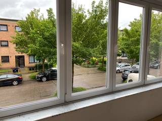Lichtrijk ruim tweeslaapkamer appartement te huur in een rustige buurt in het centrum van Brasschaat, met parkeerplek op de oprit. Volledig nieuw gerenoveerd. 85 vierkante meter, op de eerste verdieping (van twee verdiepingen in het gebouw). Nieuwe open keuken met afwasmachine, inbouwkasten in de hal, apart toilet met lavabo, en een klein balkon aan de slaapkamers. Aansluiting wasmachine mogelijk in badkamer of in de hal. Oprit om te parkeren, en toegang tot een gedeelde garage voor fietsen en berging. EPC 124, verwarming en airconditioning op warmtepomp. Huurprijs is 985 euro, plus 25 euro vaste kosten. Beschikbaar vanaf juli 2026. <br /><br />Fotos genomen tijdens renovatie, zal volledig afgewerkt zijn voor verhuur.