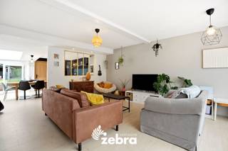 Bij de verkoop van deze villa wordt gewerkt met een <strong>START VANAF PRIJS.</strong><br />Elk prijsvoorstel hoger dan deze start vanaf prijs wordt voorgelegd aan de verkoper(s), die dit al dan niet kan aanvaarden.<br /><strong>Het bezoekmoment gaat door op zaterdag 03/10/2026 (enkel op afspraak).</strong><br /><br />Deze ruime gezinswoning geniet van een rustige en aangename ligging, op korte afstand van het centrum. Winkels, scholen, openbaar vervoer en belangrijke invalswegen bevinden zich in de nabije omgeving, waardoor u geniet van een uitstekende bereikbaarheid en alle dagelijkse voorzieningen binnen handbereik hebt.<br /><br />Bij het betreden van de woning komt u terecht in een verzorgde inkomhal met vestiaire die toegang biedt tot de ruime en lichtrijke woonkamer met automatische rolluiken. Aansluitend bevindt zich de volledig uitgeruste keuken. Op het gelijkvloers bevinden zich eveneens een badkamer met toilet, een eerste slaapkamer, een berging en een bureauruimte met een aparte ingang langs de voorgevel.<br /><br />Op de eerste verdieping bevinden zich 2 ruime slaapkamers en een aparte dressing.<br /><br />Buiten geniet u van een gezellige, volledig omheinde zuidgerichte tuin waar u de hele dag door van de zon kunt genieten. Het tuinhuis biedt extra opbergruimte voor tuinmateriaal of fietsen.<br /><br /><strong>Ook wild geworden van deze thuis?<br />Twijfel dan niet langer en leg vandaag nog uw bezoek vast!</strong>