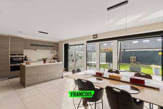 Instapklare BEN-woning in de nieuwe Koerswijk – Mariakerke (Oostende)<br /><br />Welkom in de Josef Boelsstraat 11, gelegen in de jonge en dynamische woonwijk “Nieuwe Koerswijk” te Mariakerke.<br /><br />Deze prachtige halfopen bebouwing is instapklaar en werd met oog voor detail en kwaliteit afgewerkt. Dankzij de moderne architectuur, warme materialen en energiezuinige technieken biedt dit huis het beste van twee werelden: comfort én duurzaamheid. 🌿<br /><br />Binnenin geniet je van een lichte en ruime woonkamer met open, volledig ingerichte keuken — perfect voor gezellige avonden met familie of vrienden. 🍽️ De grote raampartijen met zonnescreens zorgen voor een overvloed aan natuurlijk licht en een prachtig uitzicht op de zuidwestgerichte tuin ☀️ — ideaal om te ontspannen na een drukke dag.<br /><br />Het gelijkvloers beschikt verder over een inkomhal, toilet, praktische berging en een garage, aangevuld met twee extra privéparkings 🚗. Op de eerste verdieping vind je drie volwaardige slaapkamers 🛏️, een stijlvolle badkamer en een apart toilet. De zolderruimte biedt extra mogelijkheden voor opslag, hobbyruimte of bureau.<br /><br />Deze woning is een echte toekomstinvestering: volledig BEN (bijna-energieneutraal), uitgerust met vloerverwarming, warmtepomp en uitstekende isolatie. 🔋 Dankzij deze duurzame technieken geniet je van een laag energieverbruik én een aangenaam binnenklimaat, het hele jaar door.<br /><br />Met een bewoonbare oppervlakte van 158 m² (+ zolder) en een perceel van 279 m², biedt deze woning ruimte, rust en woonplezier op maat van elk gezin. De gevelbreedte van 7 meter en perceelbreedte van 10 meter versterken het gevoel van openheid en licht.<br /><br />troeven<br /><br /><ul><li>Instapklare, moderne woning in nieuwe woonwijk<br /><br /></li><li>BEN-woning met warmtepomp en vloerverwarming<br /><br /></li><li>3 slaapkamers + ruime zolder<br /><br /></li><li>Zuidwestgerichte tuin 🌅<br /><br /></li><li>Garage, berging én extra privéparking<br /><br /></li><li>Zonnescreens voor extra comfort<br /><br /></li><li>Energiezuinig, comfortabel en duurzaam</li></ul>