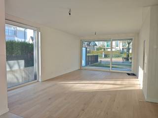 Residentie Les Moineaux is een nieuwbouwproject centraal gelegen tussen de Zeedijk en de winkelstraat van Koksijde-Bad. De moderne uitstraling van het gebouw komt volledig tot zijn recht in het straatbeeld. Alle appartementen zijn bijna energie neutraal en worden geothermisch verwarmd.<br /><br />Het appartement bevindt zich op het gelijkvloers en werd op plan ingedeeld als volgt:<br />Inkom, apart toilet, badkamer, 2 slaapkamers, leefruimte met open keuken en berging, 2 ruime terras.<br /><br />Verplicht aan te kopen staanplaats en kelderberging, niet in de prijs inbegrepen.<br /><br />Appartement: 104m²<br />Terras: 33m²