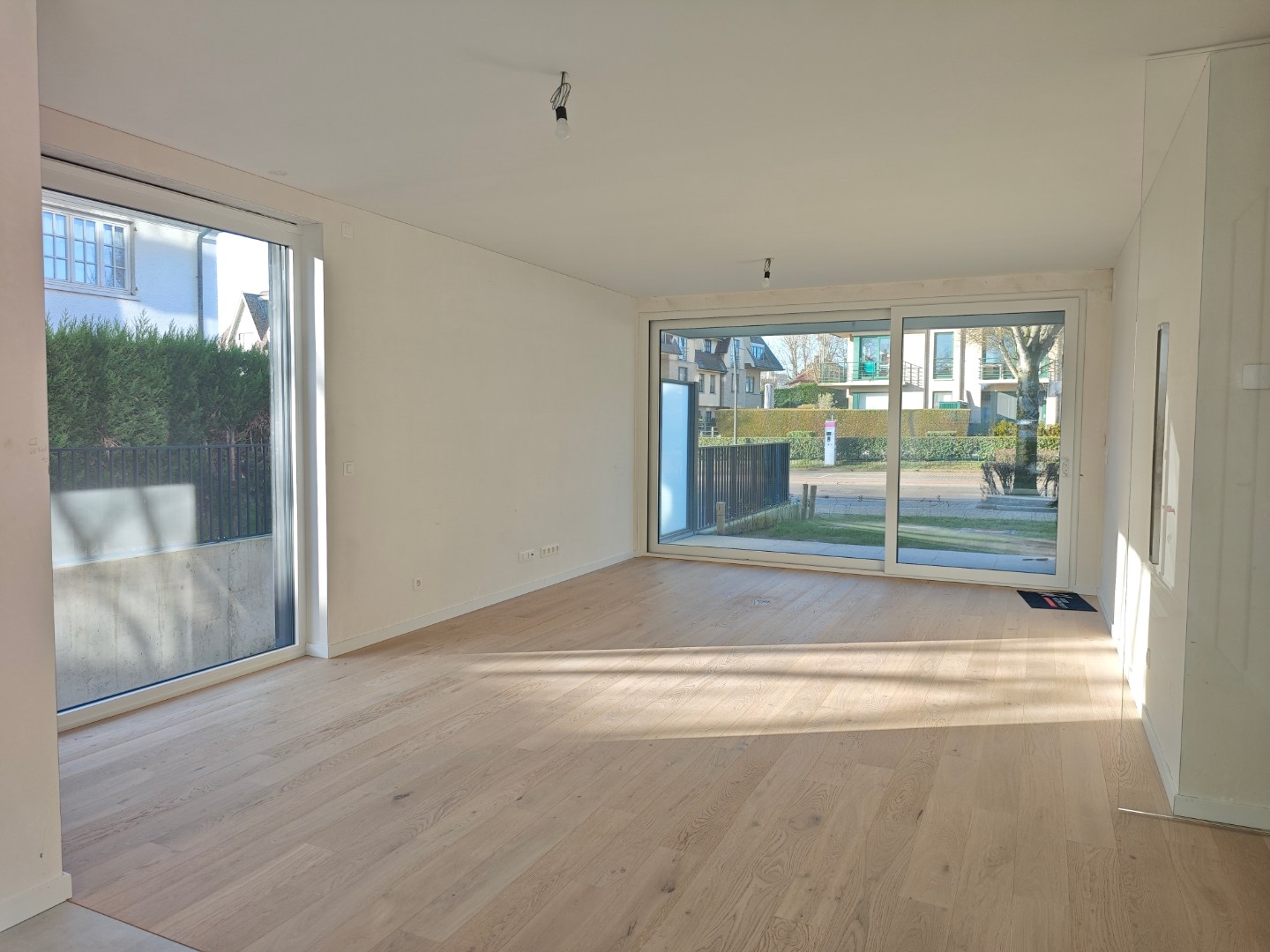 Lichtrijk gelijkvloers nieuwbouwappartement met ruime terrassen nabij de zee - foto 2