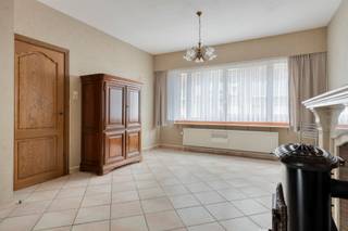 <p><span>Welkom in deze charmante en warme woning, ideaal gelegen in het hart van Deurne-Zuid. Hier geniet je van een perfecte combinatie van comfort, ruimte en een gezellige sfeer.</span></p><p><span>Bij het betreden van de woning kom je terecht in een ruime en lichtrijke living, waar de prachtige schouw meteen in het oog springt en zorgt voor een extra warme uitstraling. Aansluitend bevindt zich de eetkamer, ideaal voor gezellige diners met familie en vrienden.</span></p><p><span>De tijdloze keuken met houten afwerking sluit naadloos aan op de leefruimte en biedt directe toegang tot de aangename stadstuin met praktische berging een heerlijke plek om te ontspannen.</span></p><p><span>Op het gelijkvloers vind je tevens een eerste slaapkamer met airco en zicht op de stadstuin, evenals een apart toilet.</span></p><p><span>De eerste verdieping beschikt over twee volwaardige slaapkamers en een extra kamer die perfect kan ingericht worden als bureau, dressing of hobbyruimte.</span></p><p><span>Daarnaast is de woning volledig onderkelderd, wat zorgt voor extra opslagmogelijkheden.</span></p><p><span>Als extra troef beschikt deze woning over een garage met oprit een zeldzaam en waardevol voordeel in deze buurt.</span></p><p><span>Kortom, een ideale gezinswoning met tal van mogelijkheden, gelegen op een toplocatie. Kom deze gezellige thuis zelf ontdekken!</span></p><p><span> </span></p><p><span>Bijzonderheden</span><span>:</span></p><p><span>EPC Energielabel D - 303 kwh/(m² jaar)</span></p><p><span>Geen renovatieplicht</span></p><p><span>CV op gas</span></p><p><span>Er is overal dubbele beglazing met houten raamkader en manuele rolluiken</span></p><p><span>P-score: A</span></p><p><span>G-score: A</span></p>