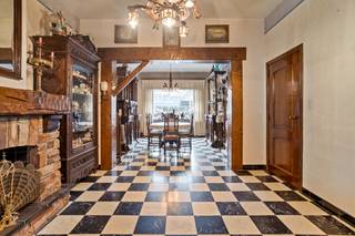 Vier slaapkamers, garage en grote tuin ...We komen de woning binnen via de inkomhal met gastentoilet, die ons rechtstreeks leidt naar de heuse...