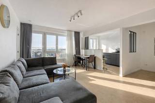 immo DAVID stelt voor: lichtrijk gerenoveerd appartement op topligging<br /><br />Bent u op zoek naar een lichtrijk en instapklaar appartement op een centrale locatie? Dan is dit prachtig gerenoveerde appartement, gelegen op de 11de verdieping, zeker een bezoek waard. De combinatie van ruimte, comfort en een uitstekende bereikbaarheid maakt dit appartement tot een ideale woonst. Daarnaast beschikt de woning over een EPC-label B en een conforme elektrische installatie.<br /><br />Het aangename terras biedt een mooi open uitzicht en vormt de perfecte plek om in alle rust van de buitenlucht en de zon te genieten.<br /><br />Het appartement beschikt over een inkomhal, een volledig uitgeruste keuken met dampkap, elektrische kookplaten, oven en koelkast, één slaapkamer en een stijlvol afgewerkte badkamer.<br /><br />Ook de ligging is een absolute troef. U bevindt zich op korte afstand van de Brusselse Ring, het centrum, UZ Jette, het Laarbeekbos, de fietssnelweg, winkels, scholen en het openbaar vervoer.<br /><br />Een ideale woonst voor wie comfortabel en rustig wil wonen, zonder in te boeten aan bereikbaarheid.