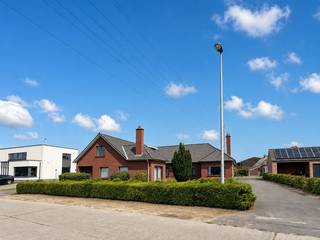 UITERST RUIME EN VEELZIJDIGE OPEN BEBOUWING, bestaande uit 2 AFZONDERLIJKE WONINGEN op een VLOT BEREIKBARE LOCATIE TE GAVERE. Deze bijzondere eigendom biedt TAL VAN MOGELIJKHEDEN voor wie op zoek is naar ruimte voor MEERDERE GENERATIES OF GEZINNEN ONDER ÉÉN DAK. Mits RENOVATIE kan het geheel uitgroeien tot een IDEALE KANGOEROEWONING of uitzonderlijk ruime thuis voor een GROOT GEZIN. Beide woongedeeltes beschikken over een EIGEN INDELING EN VOORZIENINGEN en worden met elkaar verbonden door een DUBBELE INPANDIGE GARAGE. De combinatie van TWEE WOONVOLUMES, MEERDERE SLAAPKAMERS en 2 RUIME ZOLDERS met UITBREIDINGSMOGELIJKHEDEN maakt dit een eigendom met bijzonder VEEL POTENTIEEL.<br />De indeling van de linkse woning gaat als volgt: via de inkomhal heeft u toegang tot de lichtrijke woonkamer. Aansluitend bevinden zich de keuken, een praktische berging en wasplaats. Verder beschikt het gelijkvloers over een slaapkamer en een badkamer, waardoor gelijkvloers wonen tot de mogelijkheden behoort. Op de verdieping bevinden zich 2 bijkomende slaapkamers en een 2de badkamer. Aanpalend vindt u een ruime zolder, die bijkomende mogelijkheden biedt voor het creëren van extra slaapkamers, hobby- of bureauruimte.<br />Via de dubbele inpandige garage bereikt u de rechtse woning. Hier geeft de inkomhal toegang tot de woonkamer en de ingerichte keuken. Verder beschikt deze woning over een berging, wasplaats, apart toilet, een 2de inkom aan de achterzijde en 2 gelijkvloerse slaapkamers met een badkamer. Via een valtrap bereikt u ook hier een ruime zolderverdieping met uitbreidingsmogelijkheden.<br /><br />Adres: Veldstraat 127-129 te Gavere<br /><br />EPC: 438kWh/m²; G-score en P-score A; Renovatieverplichting van toepassing; Bestuursmaatregelen in het maatregelenregister: Neen; Beschikbaar bij akte