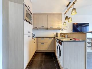Ruime en instapklare studio op centrale ligging te Nieuwpoort-Bad, op wandelafstand van de Zeedijk, de winkels en het openbaar vervoer.<br />De studio omvat een inkomhal, een badkamer met douche, wastafel en toilet en een lichtrijke woonkamer met open keuken, slaaphoek en toegang tot het zuidgerichte terras.<br />Ideaal als tweede verblijf of interessante investering aan zee.