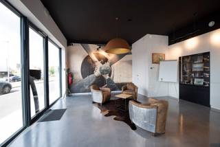 De strategisch goed gelegen kantoorruimte bevindt zich in een kantorenpark vlakbij het centrum van Waregem en biedt een vlotte verbinding naar N43...