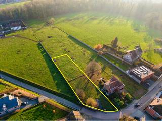 Heel mooi peceel BOUWGROND van circa 1382m² , gelegen op een LANDELIJKE LOCATIE te Smeerebbe (deelgemeente van Geraardsbergen). Biedt achteraan...