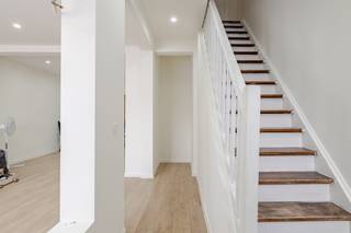 Deze deels gerenoveerde woning is gelegen in een rustige omgeving en toch in de nabijheid van tal van voorzieningen zoals winkels, scholen en openbaar vervoer. De ideale combinatie van comfortabel wonen en een vlotte bereikbaarheid. Op het gelijkvloers betreedt u de woning via de inkomhal die toegang geeft tot de woonkamer met aansluitend een open keuken. Verder bevindt zich op deze verdieping een badkamer en een extra ruimte die perfect kan ingericht worden als bijkomende slaapkamer, bureau of hobbyruimte.Op de eerste verdieping bevinden zich twee volwaardige slaapkamers en een gerenoveerde badkamer, wat zorgt voor hedendaags comfort.Via een vaste trap bereikt u de zolderverdieping. Deze ruimte dient nog verder afgewerkt te worden, maar biedt de mogelijkheid om een extra slaapkamer of multifunctionele ruimte te creëren.Buiten beschikt de woning over een terras en een tuin, ideaal om in alle rust te genieten van het buitenleven.Kortom, een woning met reeds uitgevoerde renovaties en nog tal van mogelijkheden, gelegen op een rustige maar centrale locatie.Voor meer informatie of een bezoek, contacteer Sébastien op het nummer 0486/ 41. 85. 66.