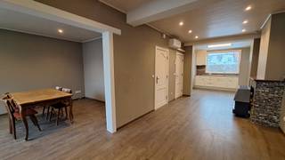 In Poperinge, dichtbij het station in een rustige straat bevindt zich deze gerenoveerde en energiezuinig woning (EPC A).De woning geniet van een...