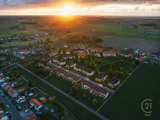 <strong>115 maisons neuves durables à vendre à Leffinge</strong><br />À proximité de Middelkerke et d'Ostende, vous découvrirez 't Cleygoed, un lotissement unique de 115 maisons neuves durables. Ici, vous pouvez profiter du calme et de la tranquillité de la campagne, tout en gardant la ville à portée de main. Que vous soyez un jeune couple, une famille, un moyen ou un senior : il y a quelque chose pour tout le monde à 't Cleygoed. Vivre plus grand ou plus petit, entouré de verdure, avec des techniques durables qui préparent l'avenir ? Bienvenue à 't Cleygoed.<br /><br /><strong>Vivre à la campagne avec le confort moderne</strong><br />'t Cleygoed offre une belle variété de maisons rurales pour ceux qui recherchent la paix et la nature. Chaque maison a son propre caractère et un aspect qui s'harmonise parfaitement avec la nature environnante. Que vous optiez pour un bâtiment fermé ou semi-ouvert, vous vous sentirez ici comme chez vous. Le style rural combiné au confort moderne le plus récent : 't Cleygoed fait de votre rêve de vie une réalité.<br /><strong>Votre maison idéale</strong><br />Tout comme chaque personne est unique, nos maisons neuves durables le sont également. Ce qu'elles ont en commun, c'est une finition de haute qualité et la possibilité de concevoir votre maison entièrement selon vos souhaits. Chez 't Cleygoed, c'est plus qu'une simple maison : c'est un endroit où vos souhaits deviennent réalité. Découvrez comment nos plans s'adaptent parfaitement à votre vision et faites de la vie à 't Cleygoed votre propre morceau de tranquillité.<br /><strong>Près de la côte et des polders</strong><br />Ces maisons nouvellement construites offrent le meilleur des deux mondes : la paix sereine des polders et la côte animée à proximité. Middelkerke et Ostende sont facilement accessibles, ce qui vous permet de combiner le charme de la campagne avec la commodité de la ville. L'endroit idéal pour ceux qui recherchent la déconnexion, sans perdre le contact avec la vie quotidienne.<br /><strong>La maison de vos rêves dans la phase 1</strong><br />'t Cleygoed est un lotissement résidentiel qui offre une gamme variée d'habitations. Quels que soient vos souhaits, nous les réaliserons. La phase 1 de ce projet prometteur est désormais en vente. Saisissez l'occasion d'acquérir la maison de vos rêves !<br />