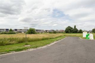 <p><span><strong>KIJKDAG DO 02/07 | TOPPER! INSTAPKLARE EN ENERGIEZUINIGE HALFOPEN WONING MET 4 SLAAPKAMERS, GARAGE EN TUIN IN HARTJE MEULEBEKE</strong></span><br /><span>Deze halfopen woning geniet een rustige ligging in een doodlopende straat, doch vlakbij bakker, slager, supermarkten en winkels. </span><br /><span>Deze energiezuinige instapklare woning is gerenoveerd tussen 2020 en 2025 en geniet 4 slaapkamers, 12 zonnepanelen met thuisbatterij, inpandige garage en zongerichte tuin.  </span><br /><span>Kijkdag op afspraak donderdag 2 juli 2026, mail of bel om jouw afspraak vast te leggen.</span><br /><span>Deze woning wordt aangeboden aan een richtprijs.</span></p><p><span><strong>INDELING: </strong></span><br /><span>We komen binnen in de inkomhal met gastentoilet met rechtstreekse toegang tot de leefruimte. De leefruimte biedt voldoende plaats voor een ruime zithoek en eetplaats. Aansluitend vinden we de geïnstalleerde keuken met ontbijthoek voorzien van oven, kookplaat, dampkap, spoelbak en vaatwasmachine. Achterliggend bevindt zich de douchecel, garage en berging. Op het eerste verdiep is er een nachthal met toegang tot 4 volwaardige slaapkamers, een afzonderlijk toilet en de badkamer met douche en lavabo met meubel. </span><br /><span>Tot slot is er ook nog zolder voorzien. </span><br /><span>Buiten kan men genieten van een prachtige zongerichte tuin die volledig afgesloten en ingevolge kindvriendelijk is.</span></p><p><span><strong>TROEVEN: </strong></span><br /><span>- INSTAPKLAAR</span><br /><span>- ENERGIEZUINIG</span><br /><span>- 4 SLAAPKAMERS</span><br /><span>- ZONGERICHTE TUIN</span><br /><span>- GARAGE EN STAANPLAATS</span></p>