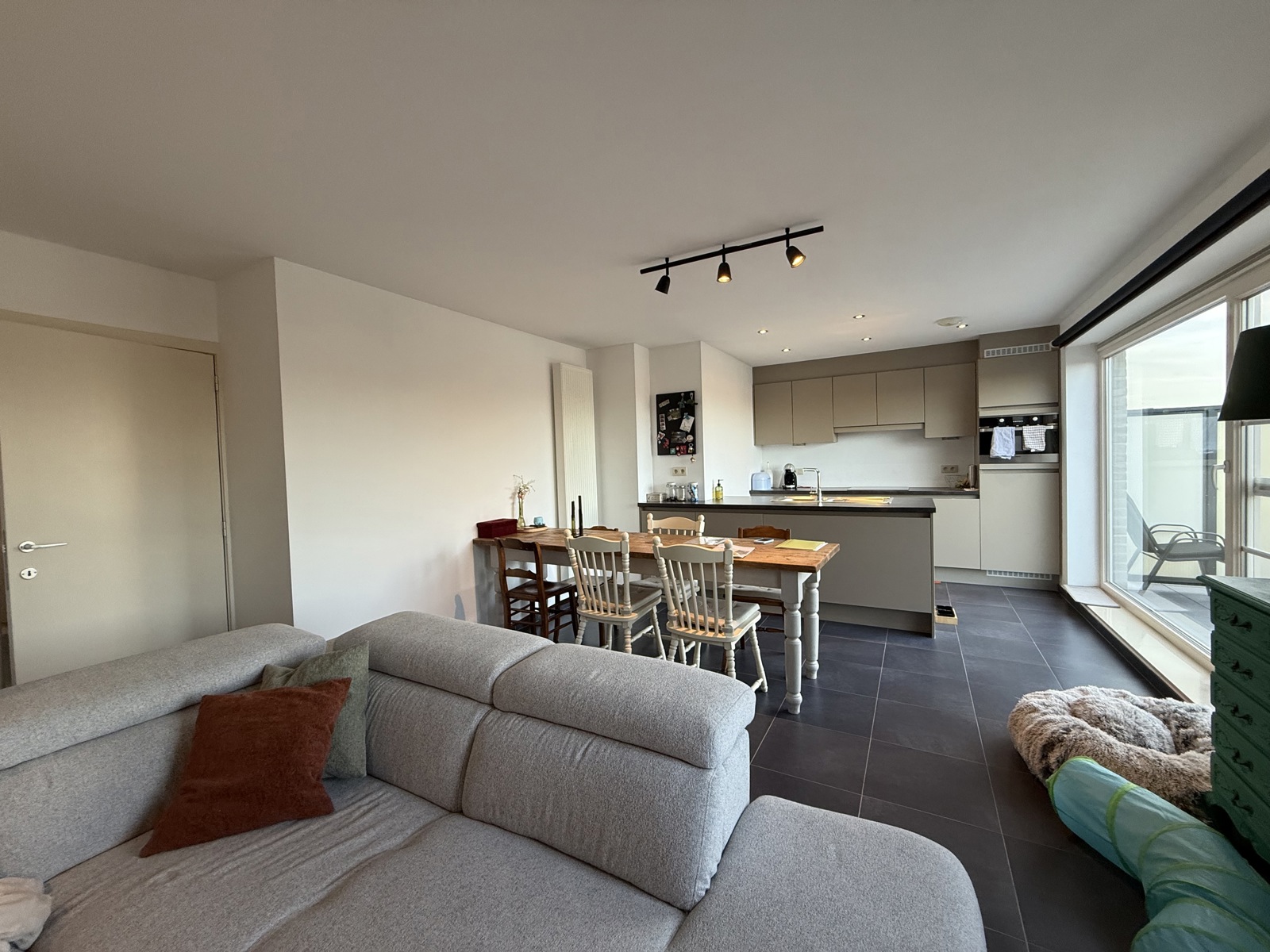 Ruim appartement met twee slaapkamers en terras - foto 3