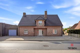 In de Steenstraat 24 bevindt zich deze verrassend ruime halfopen bebouwing met maar liefst vijf slaapkamers, een grote garage en een bijzonder diepe tuin met een prachtig zicht op de molen!<br /><br />Bij het betreden van de woning komt u binnen in de ruime inkomhal met gastentoilet. Het gelijkvloers biedt een aangename en lichtrijke leefruimte, twee afzonderlijke keukens en een praktische berging. Daarnaast beschikt de woning over een slaapkamer met eigen wastafel en douche. De zeer ruime garage zorgt voor extra opslagplaats, ruimte voor je wagen en fietsen. <br /><br />Achteraan beschikt de woning over een bijzonder grote tuin die garant staat voor rust, privacy en een uniek uitzicht op de karaktervolle molen. <br /><br />Op de eerste verdieping bevinden zich vier volwaardige slaapkamers en een ruime badkamer uitgerust met een ligbad, douche en toilet. Er is nog een grote zolderruimte, die tal van mogelijkheden biedt als extra opslagruimte.<br /><br />Deze woning combineert ruimte, functionaliteit en een aangename ligging, en biedt heel wat potentieel voor wie op zoek is naar een ruime gezinswoning in Werken.<br /><br />📞 Interesse? Contacteer Thijs, Friedel of Nina:<br />📲 051 57 54 61<br />📧 thijs@grouptrybou.be | friedel@grouptrybou.be | nina@grouptrybou.be